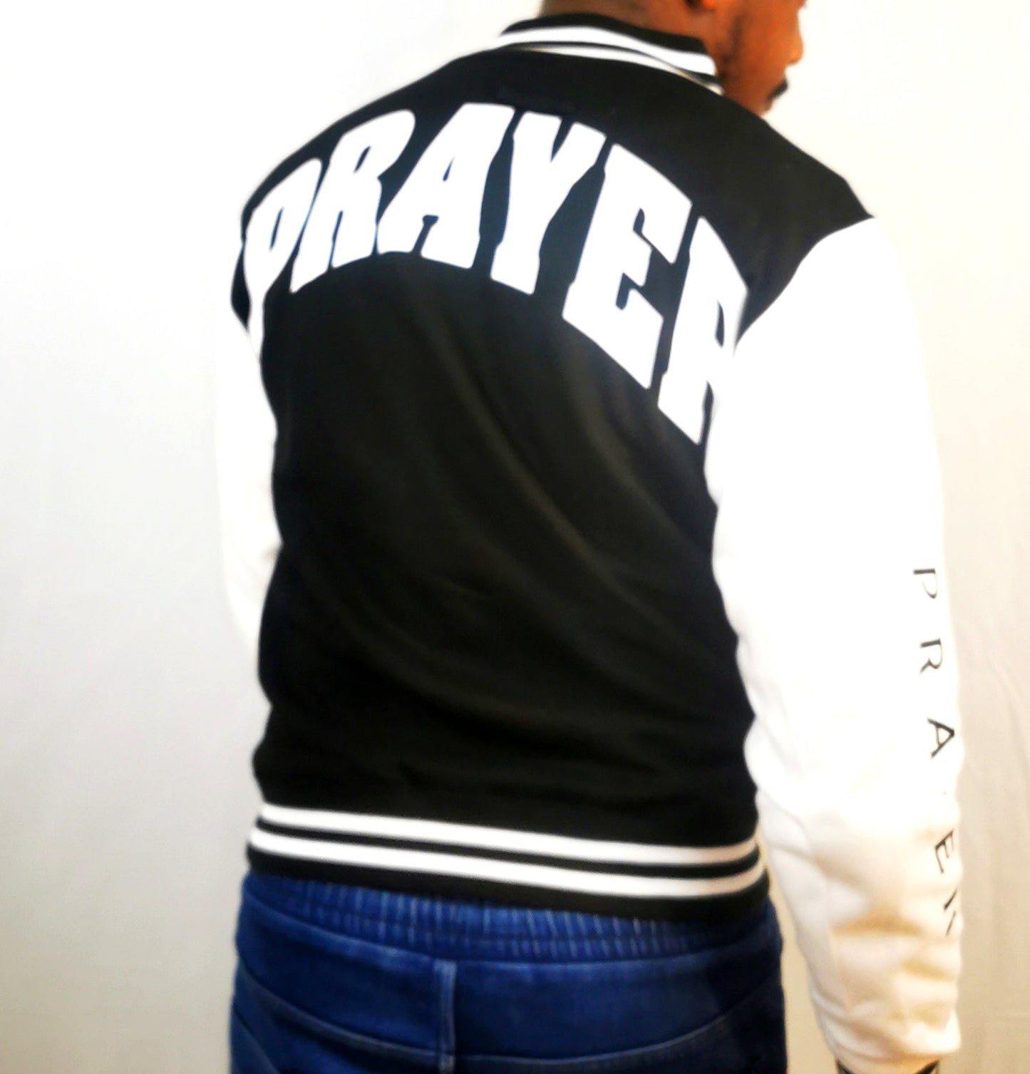 COLLEGE-SWEATJACKE SCHWARZ WEIß prayer-shop.com