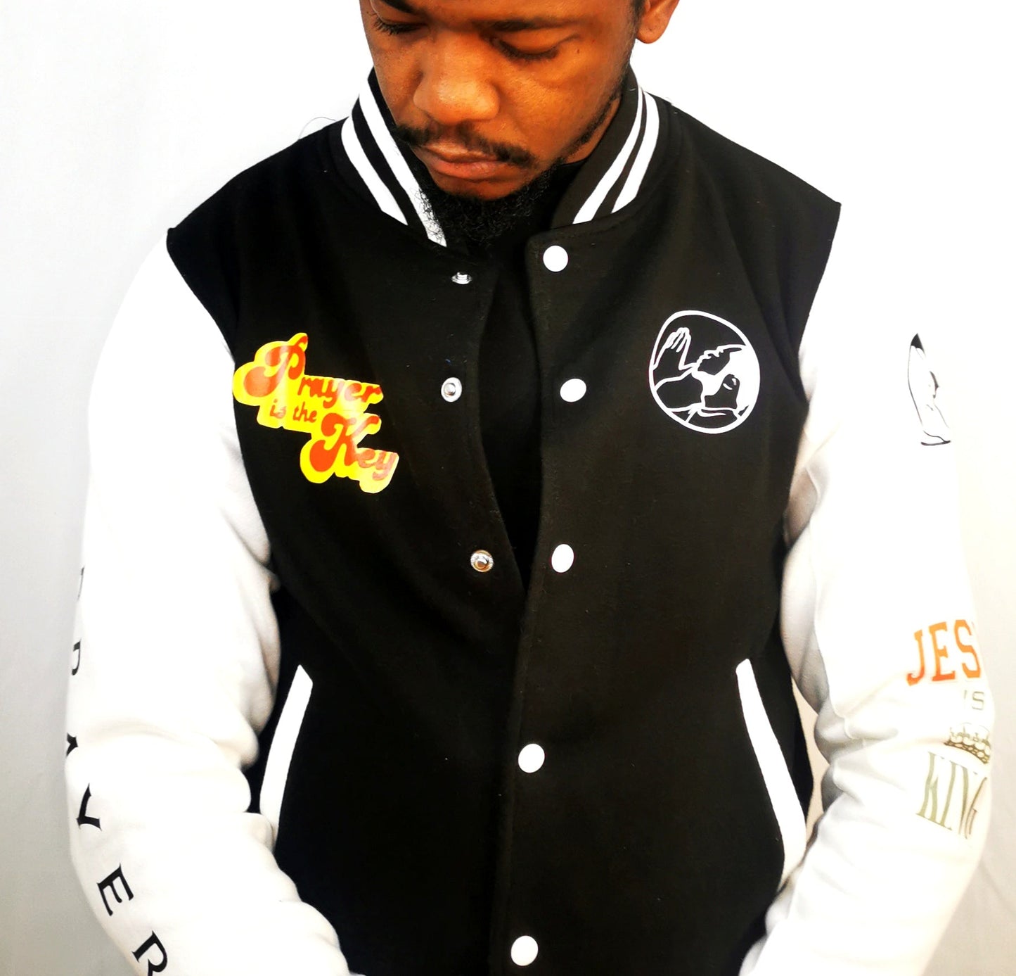 COLLEGE-SWEATJACKE SCHWARZ WEIß prayer-shop.com