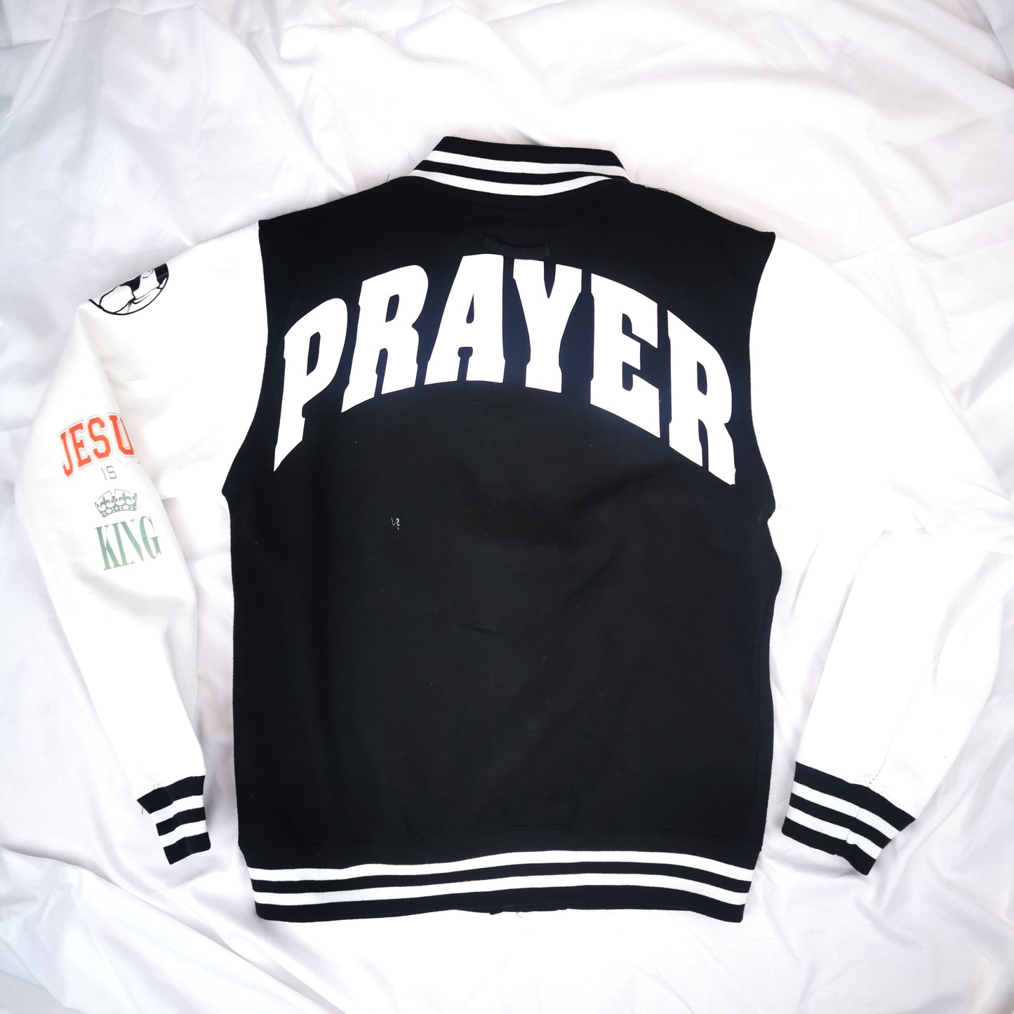 COLLEGE-SWEATJACKE SCHWARZ WEIß prayer-shop.com