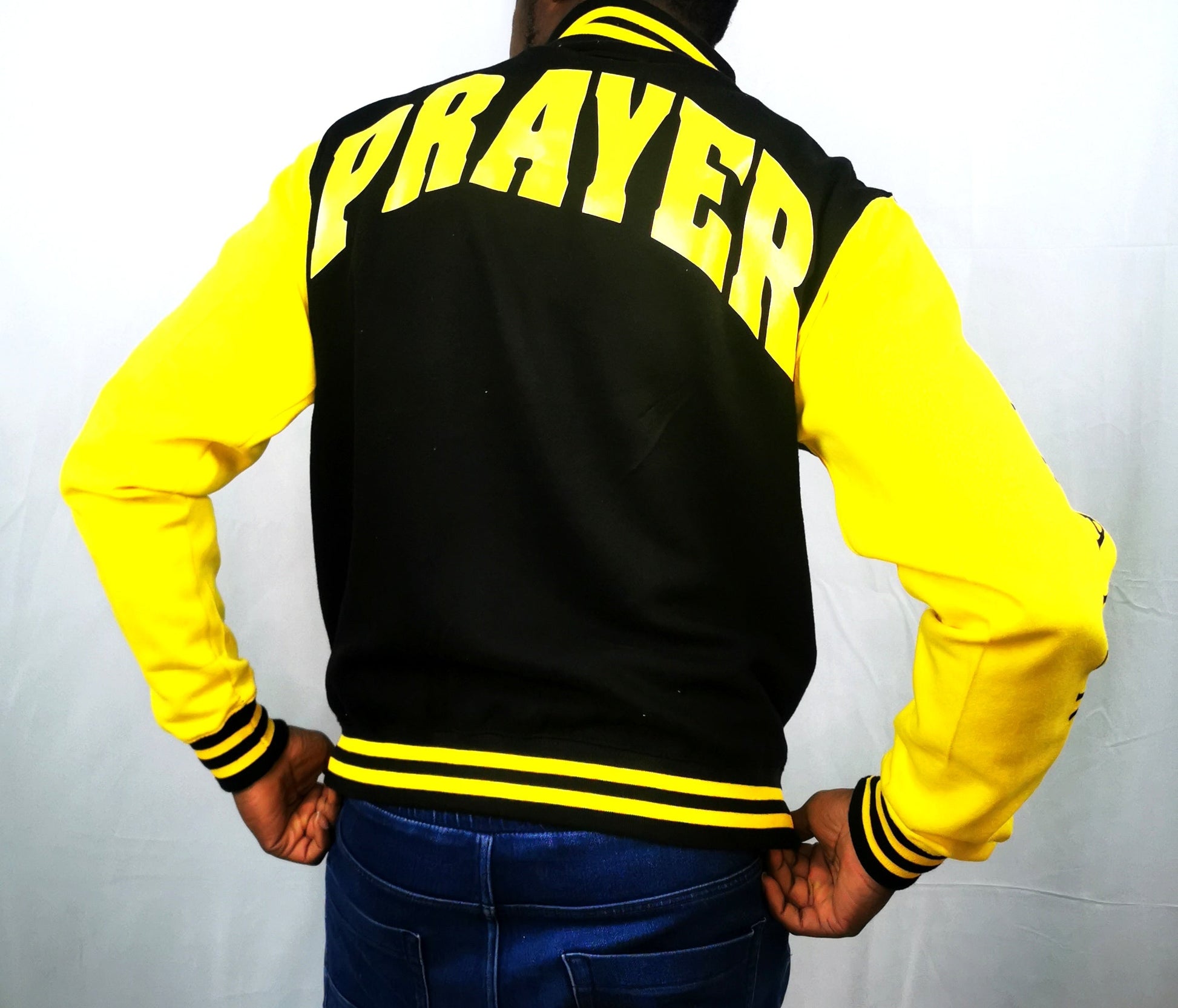 COLLEGE-SWEATJACKE SCHWARZ GELB prayer-shop.com